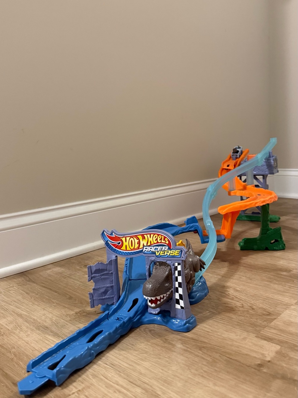 Hot Wheels RacerVerse Jurassic World Crash & Splash Track Set